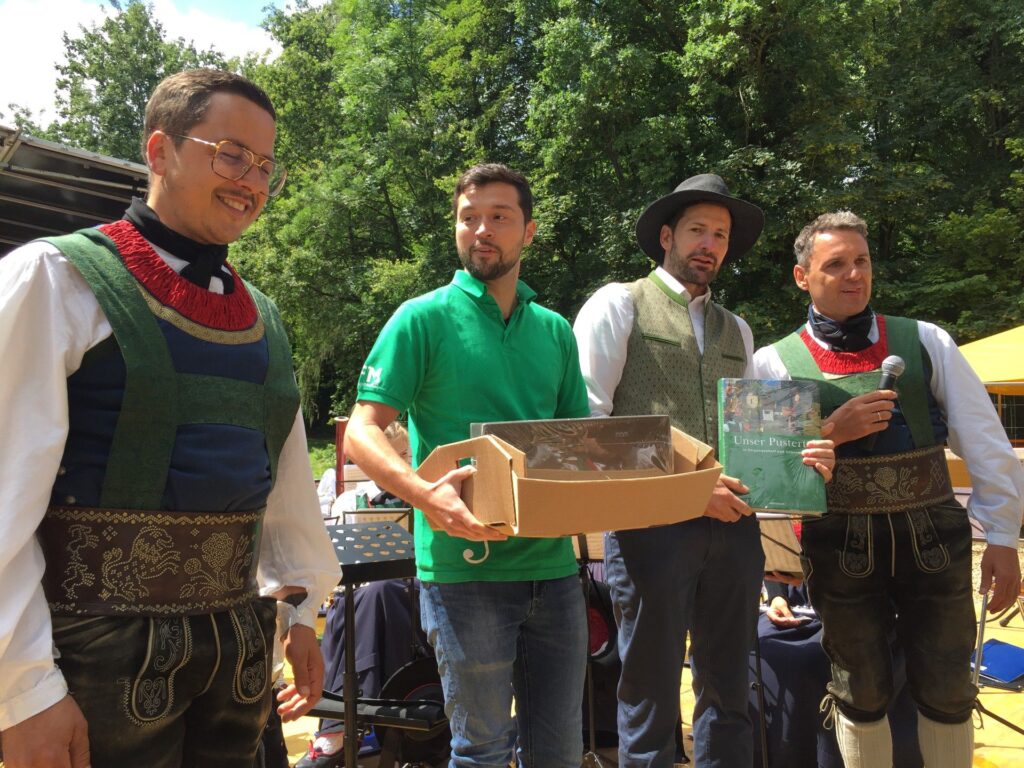 Trachtenverein bei einem Fest