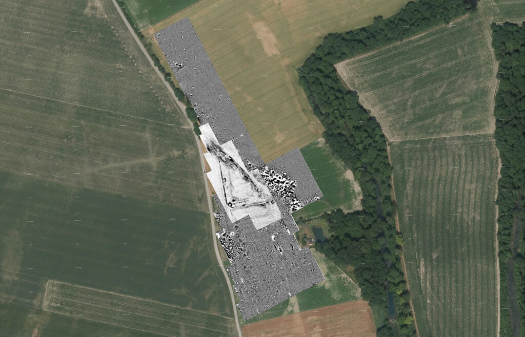 Luftbild des Römerlagers Stein mit Ergebnissen von Magnetik und Bodenradar
